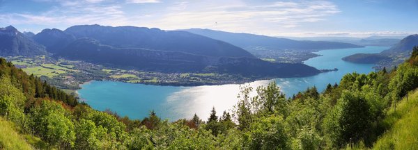 Vacances camping : pourquoi choisir Annecy ?