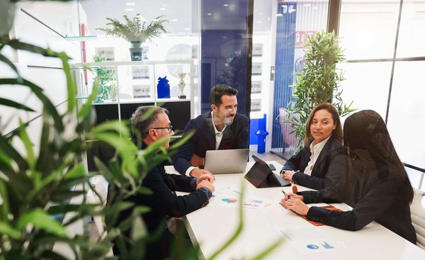 Les avantages de travailler avec une agence commerciale